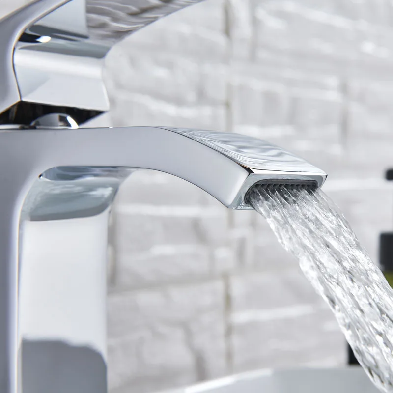 Хромированный смеситель для раковины из латуни на палубе горячей и холодной воды