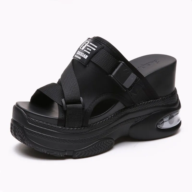 Женские шлепанцы на танкетке платформе белого цвета лето 2019 | Тапочки