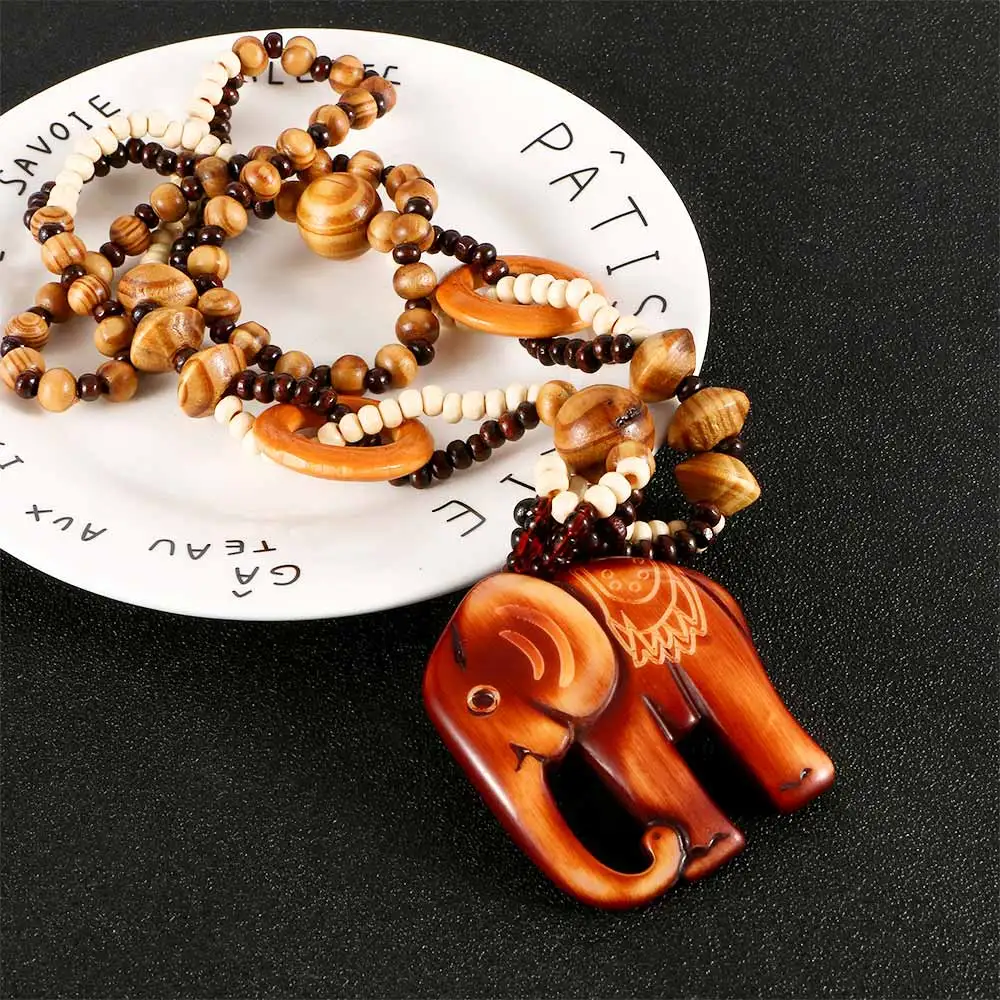 Винтажное ожерелье в этническом стиле с подвеской виде слона из дерева и бусин