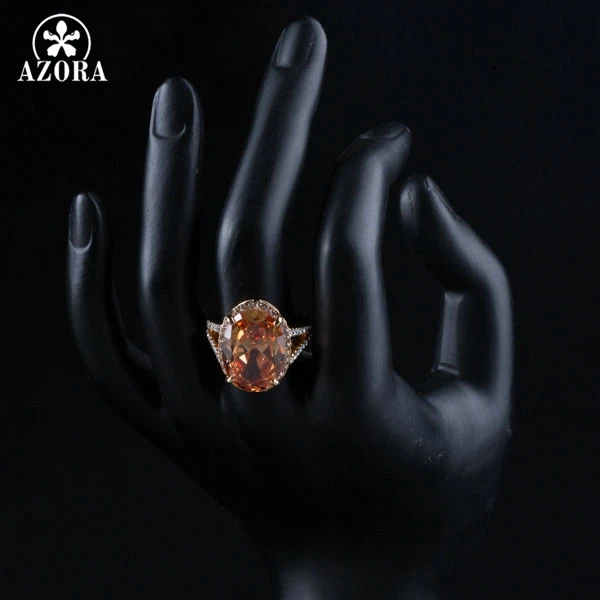 Женское кольцо с большим кубическим цирконием в форме яйца регулируемый размер