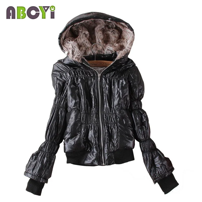 Зимняя женская куртка новинка 2017 черная ветрозащитная короткая стеганая с