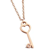 Короткое ожерелье с подвеской в виде ключа форме сердца