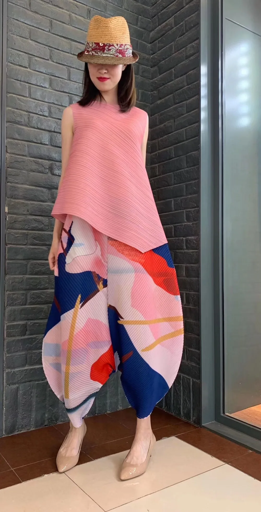 Miyake/ ; однотонная Асимметричная футболка без рукавов с круглым вырезом+ штаны-шаровары с принтом; костюм