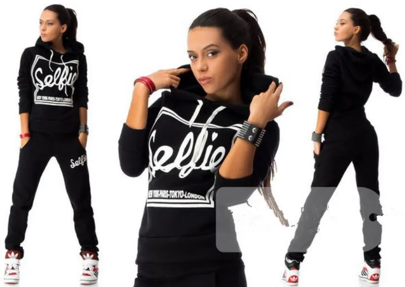 Женский спортивный костюм из 2 предметов зимний с шапкой и буквенным принтом для