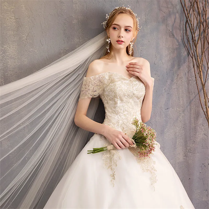 Кружевное свадебное платье с открытыми плечами без бретелек | Свадьбы и