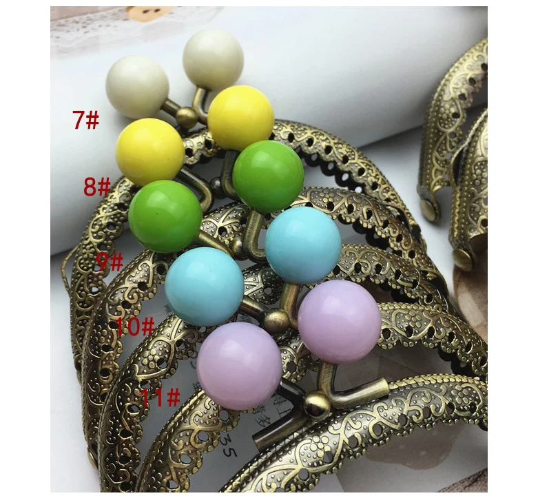 Маленькая женская сумка с цветной пряжкой конфетного цвета металлическая