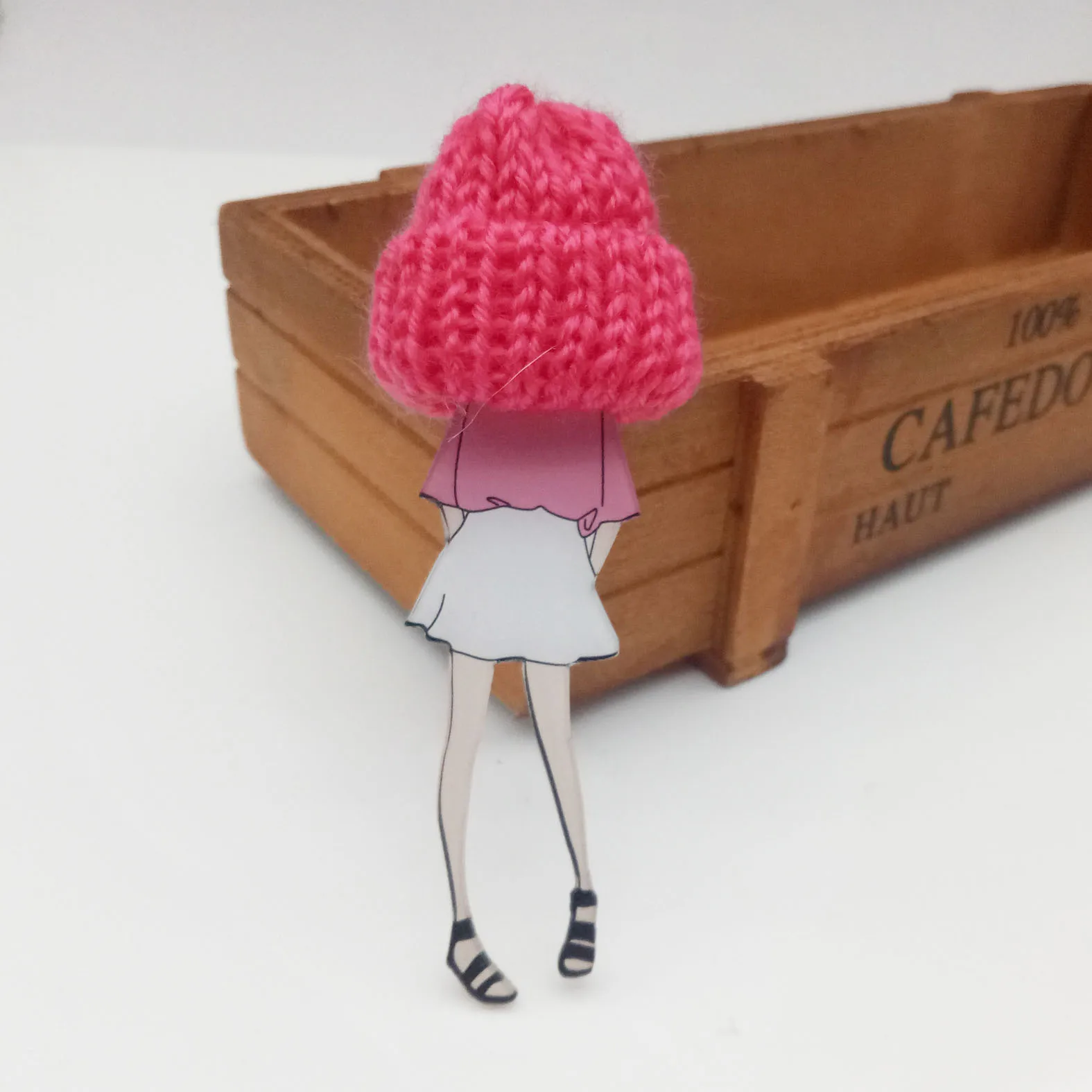 Fushia Hat Симпатичные значки, акриловые модели, брошь на булавке, сделай сам, Модная вязаная шапка для девочек, Мультяшные броши, ювелирные изделия, аксессуары, подарки, Прямая поставка - Окраска металла: Fushia Hat