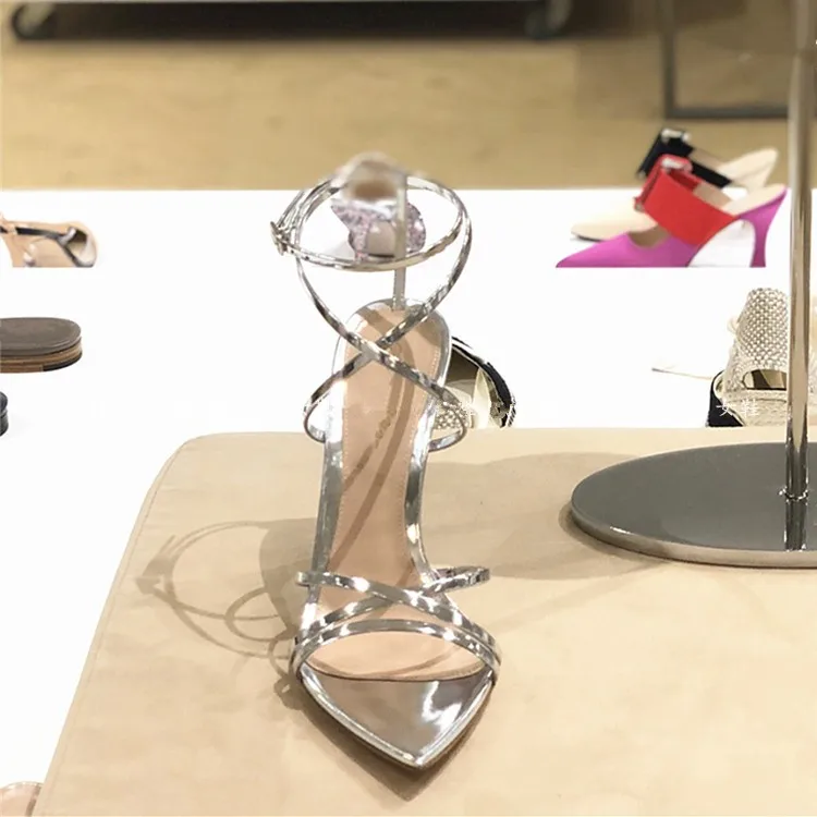 Женские босоножки с перекрестными ремешками на очень высоком каблуке острым