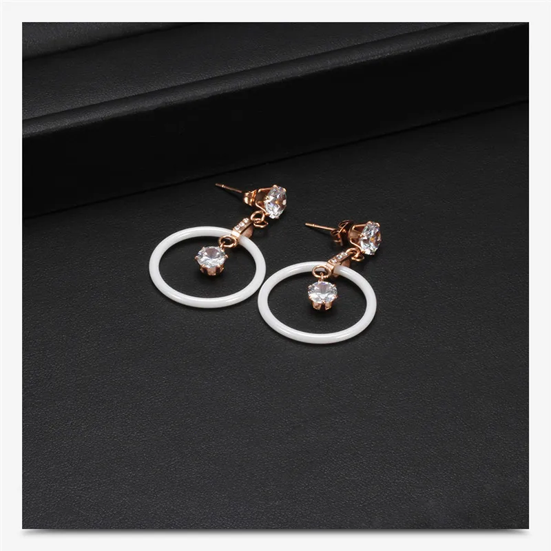 Большие круглые керамические серьги-подвески с фианитами из нержавеющей стали |