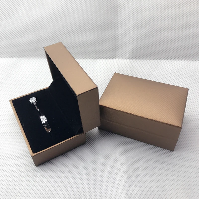 

Коробочка для колец WILLJANE, искусственная кожа, черная/коричневая