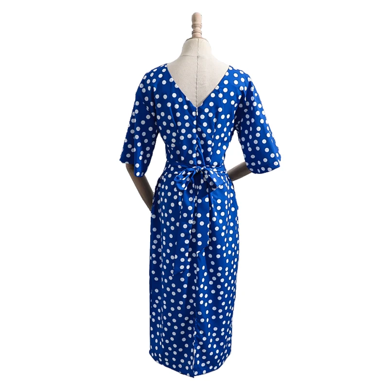 Возможно синее платье средней длины в горошек с круглым вырезом и коротким