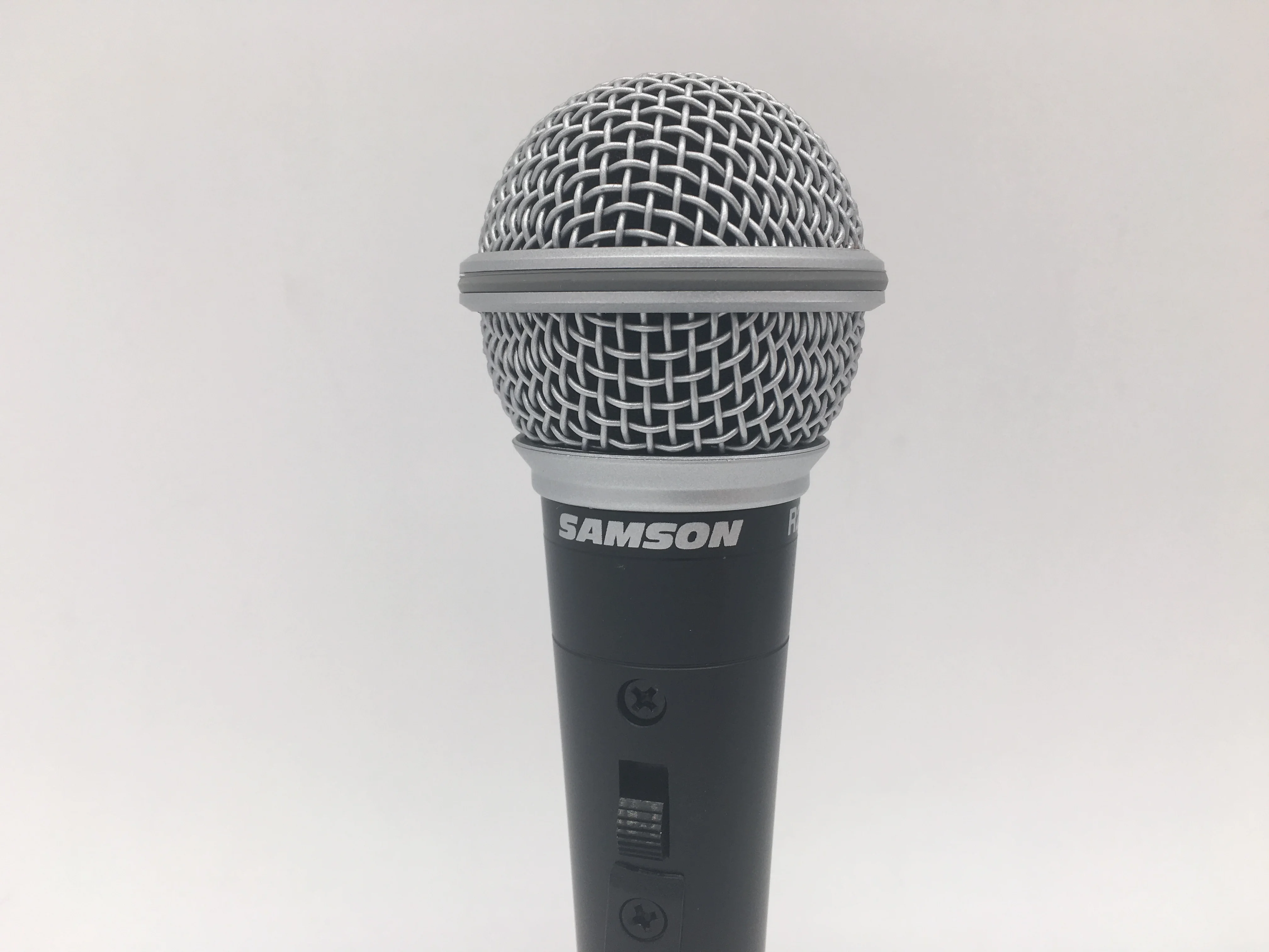 Профессиональный динамический ручной микрофон Samson R21S для караоке и записи