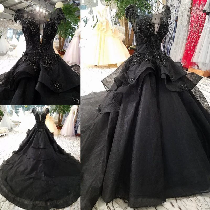 

Luxury Black Wedding Dresses Gothic Court Vintage Bridal Gowns Princess Long Train Beaded Cap Sleeves Wedding Gown