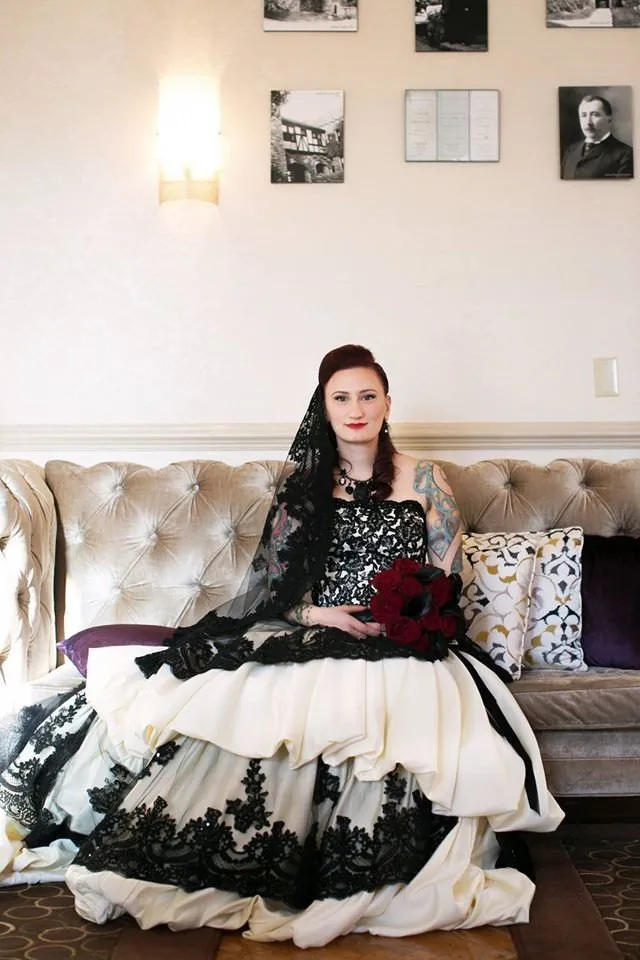 Женское атласное готическое свадебное платье с открытыми плечами длинное