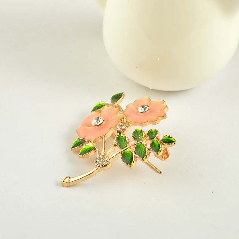 Женская эмалированная бутоньерка MZC зеленая брошь со стилизованными листьями в