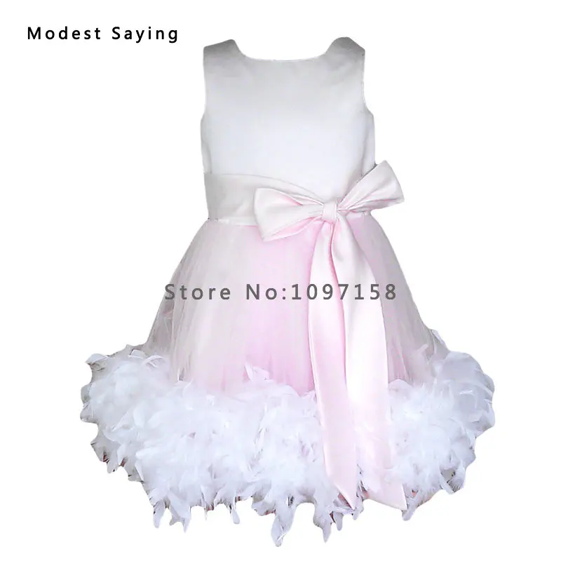 Женское бальное платье с бантом розовое перьями и цветами длиной до середины