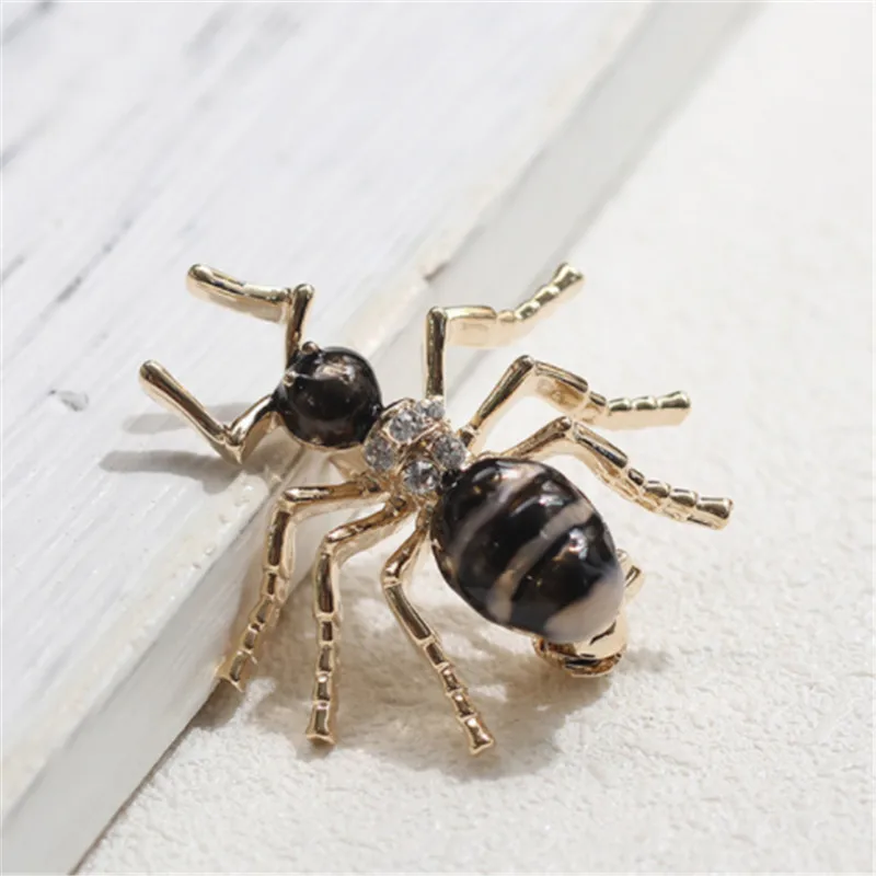 Прекрасный огонь Ant брошь Для женщин и Для мужчин Hat рюкзак значок эмаль Булавки Жук коллекции Яркие Насекомых Броши ювелирные изделия оптом - Окраска металла: black