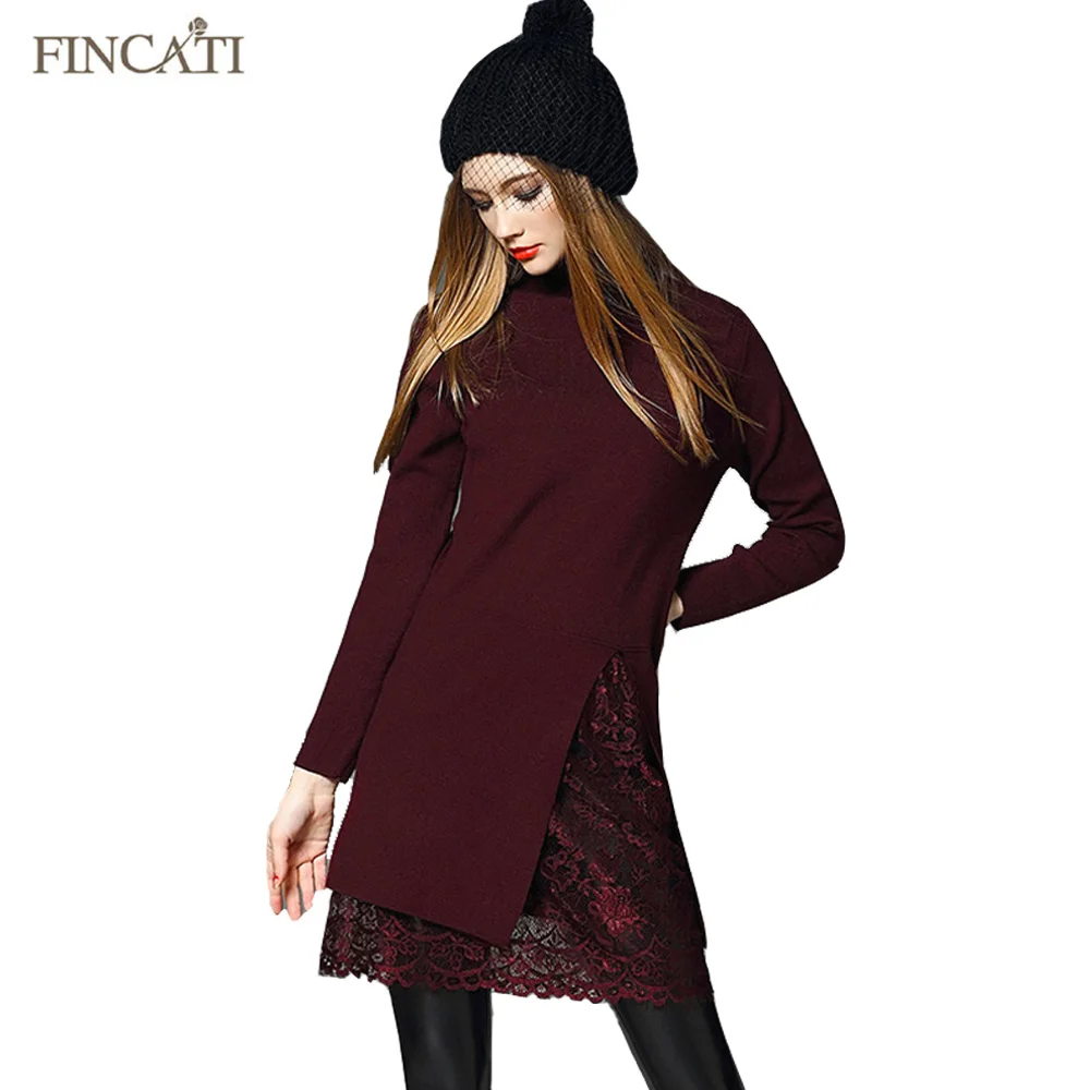 Женское трикотажное платье-свитер с воротником-хомутом и кружевной юбкой |