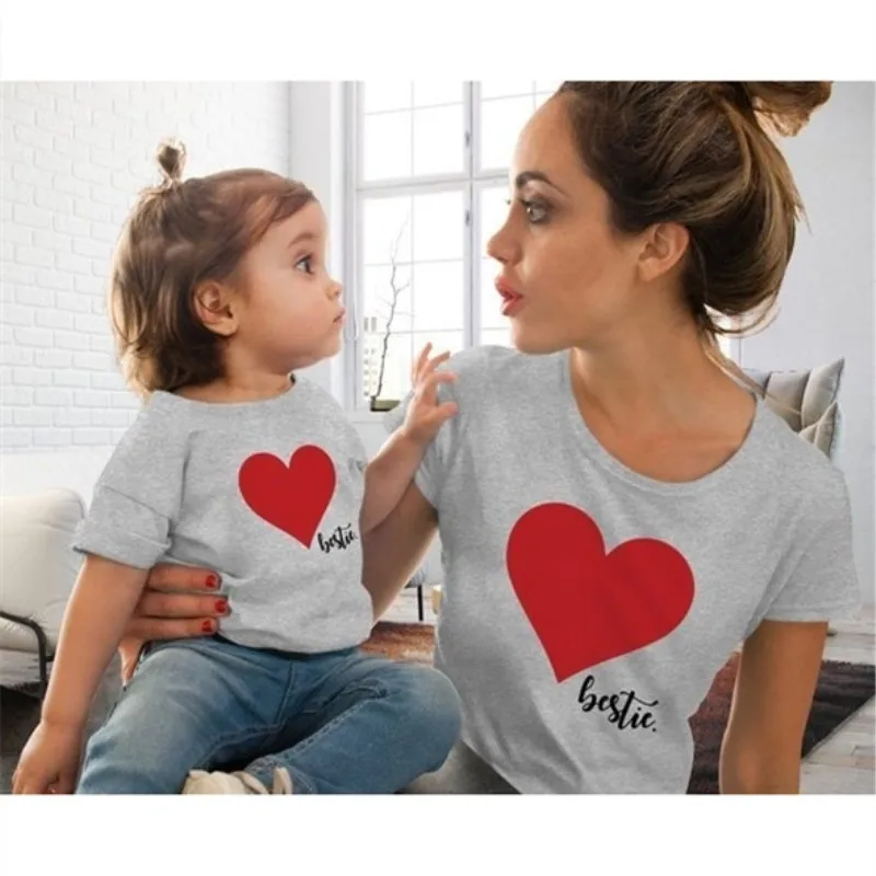 Серый Коллекция года, Одинаковая одежда для семьи женский топ с короткими рукавами и принтом сердца для мамы и дочки, для маленьких мальчиков и девочек и сына, футболка с надписью «Love Me» - Цвет: Серый