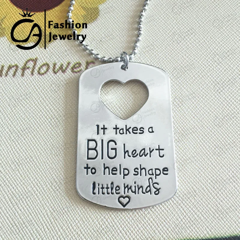 Это занимает большое сердце чтобы помочь в форме маленьких умов собака тег