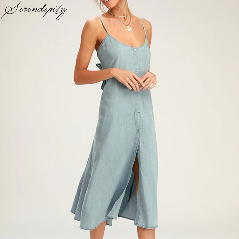 Женское джинсовое платье без рукавов синее длинное на тонких бретельках с