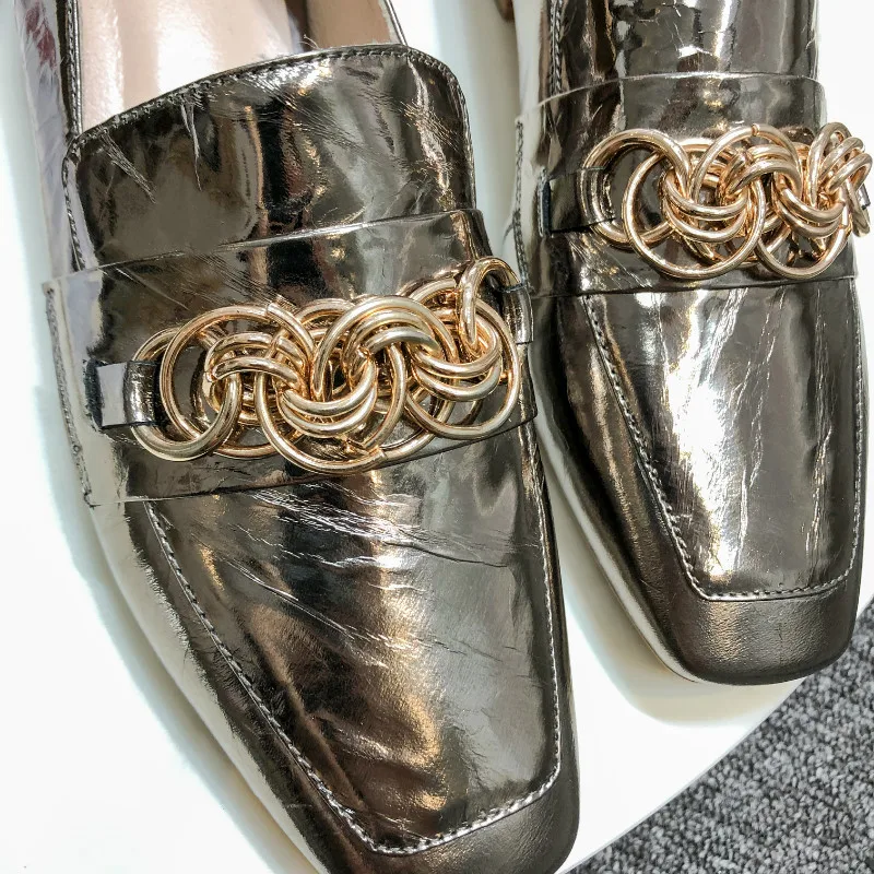 Женская обувь на плоской подошве из натуральной кожи с металлической цепочкой в