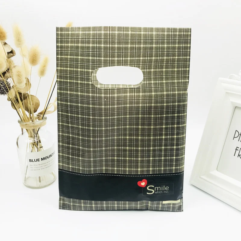 

50pcs 20x30cm Black Striped lattice Red Heart Print With Handles Plastic Boutique Shopping Handle Bag Pouches