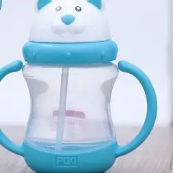 Детские дети милые кубок учатся кормление питьевой воды соломой обрабатывать