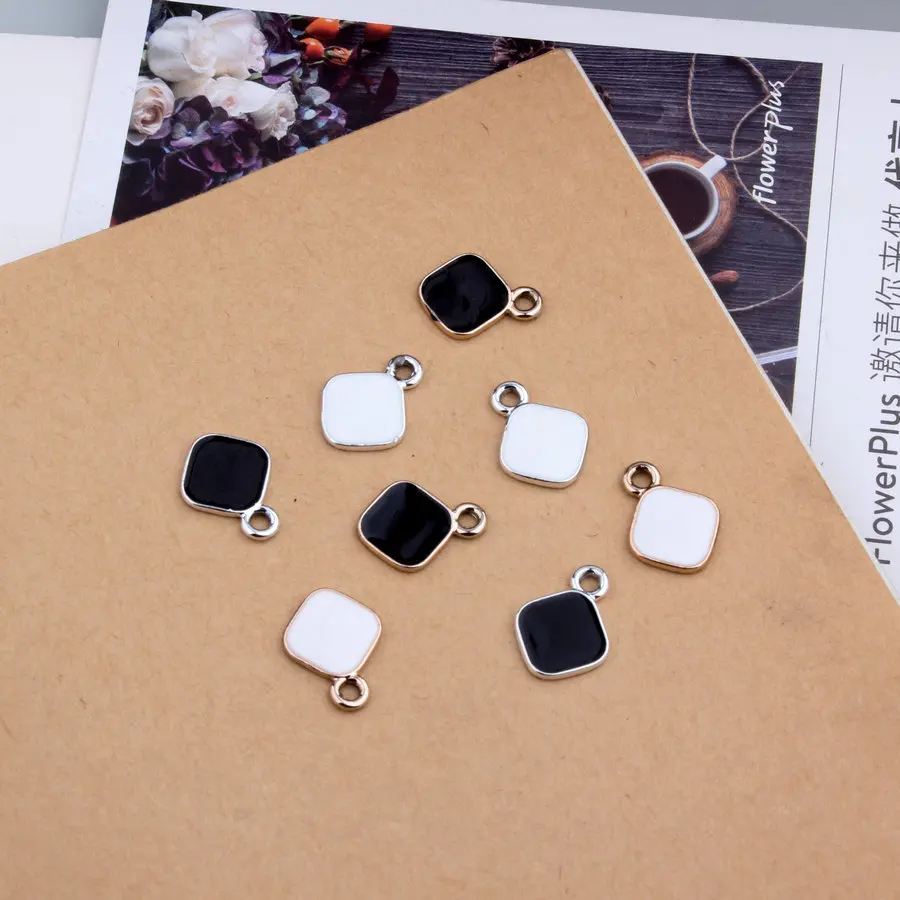 10 шт Мода Геометрический Черный квадрат и белый металлический сплав эмаль Шарм