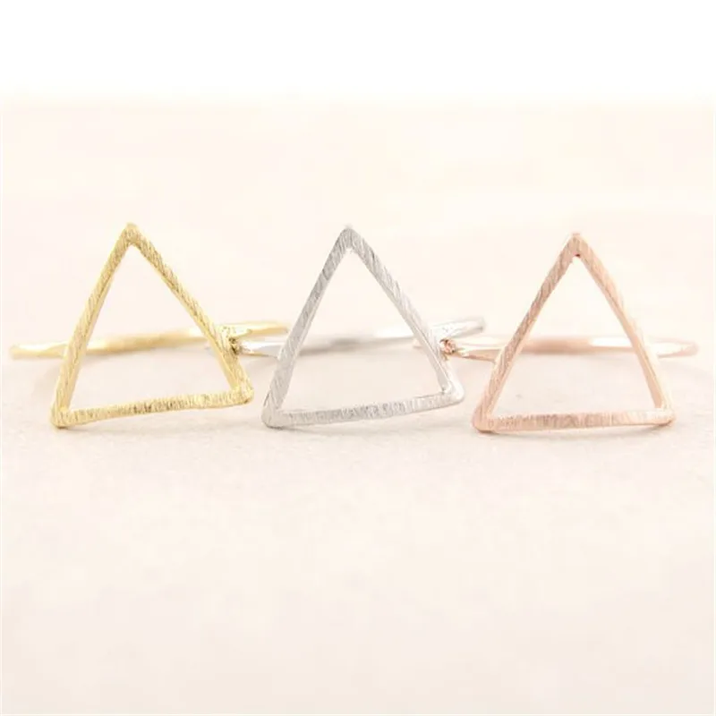 С модным треугольным выдалбливают графика кольца для женская сумочка через