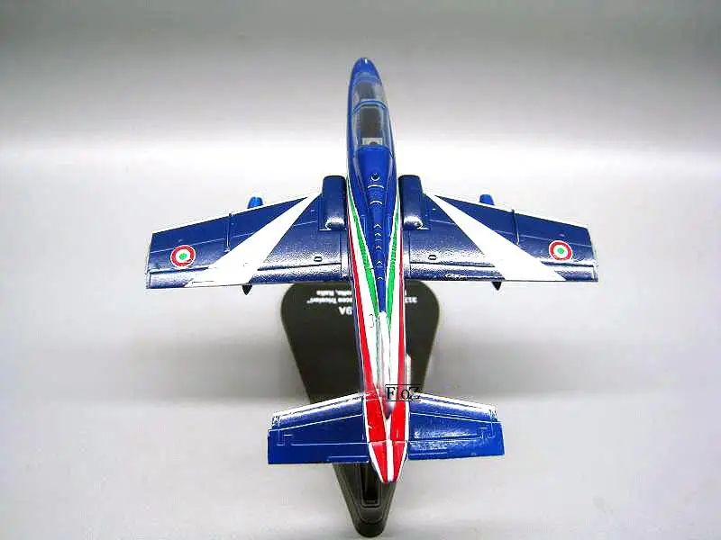 Италия MB 339A P.A.N. 1/100 литье под давлением модель самолета ITALERI |