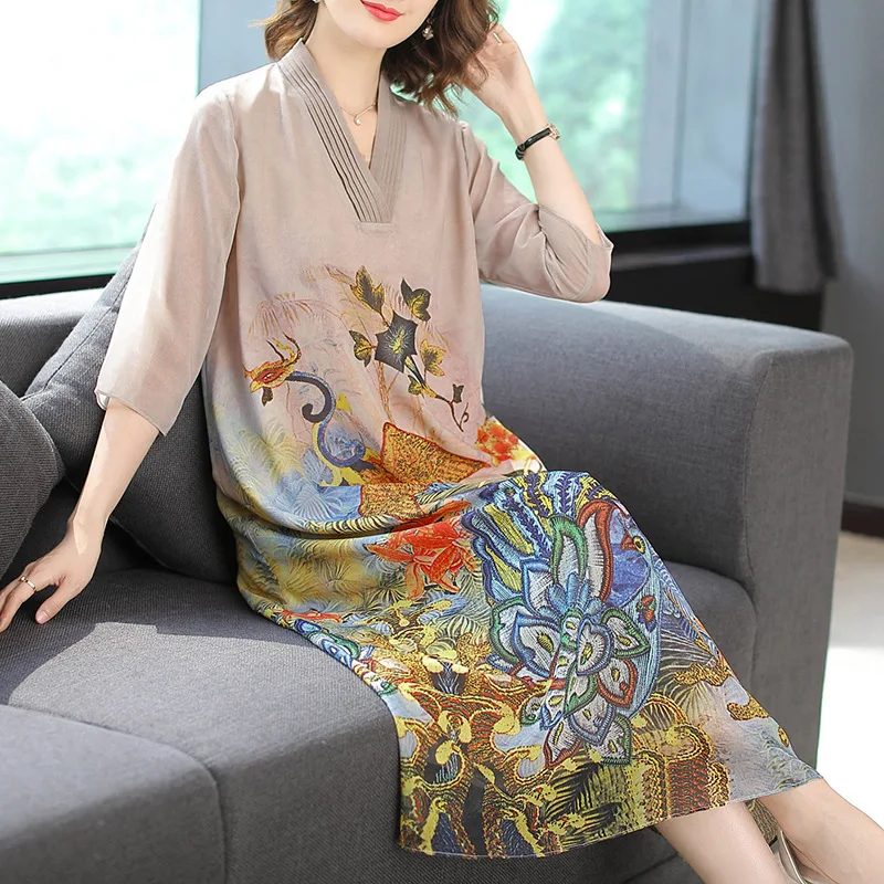 

High quality 2019 spring and autumn new ladies temperament fashion loose thin V-neck retro printing five-point sleeves long A-li