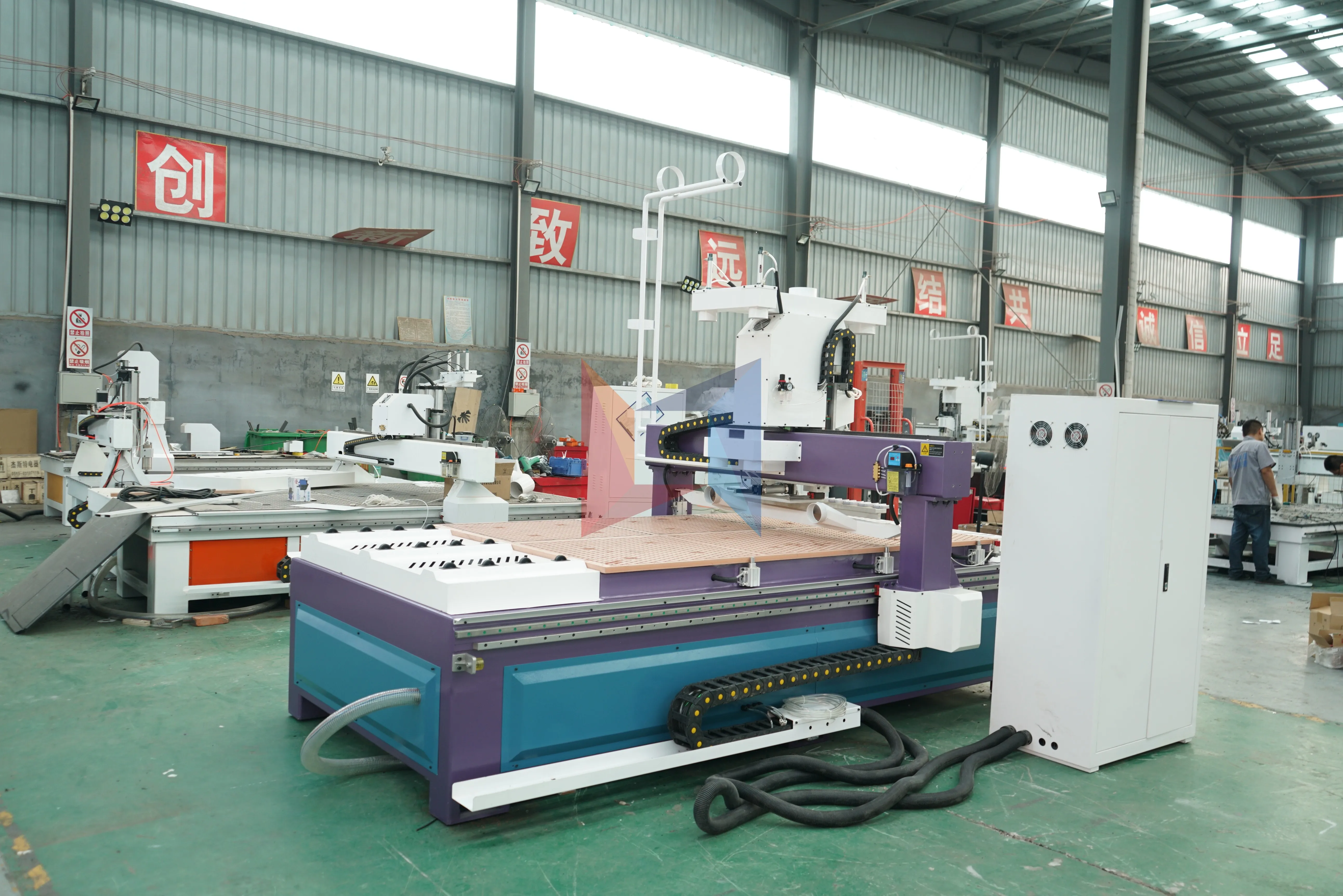 ATC авто инструмент changer 3 оси cnc маршрутизатор 1325 для продажи/1525 машина с Delta мотор |