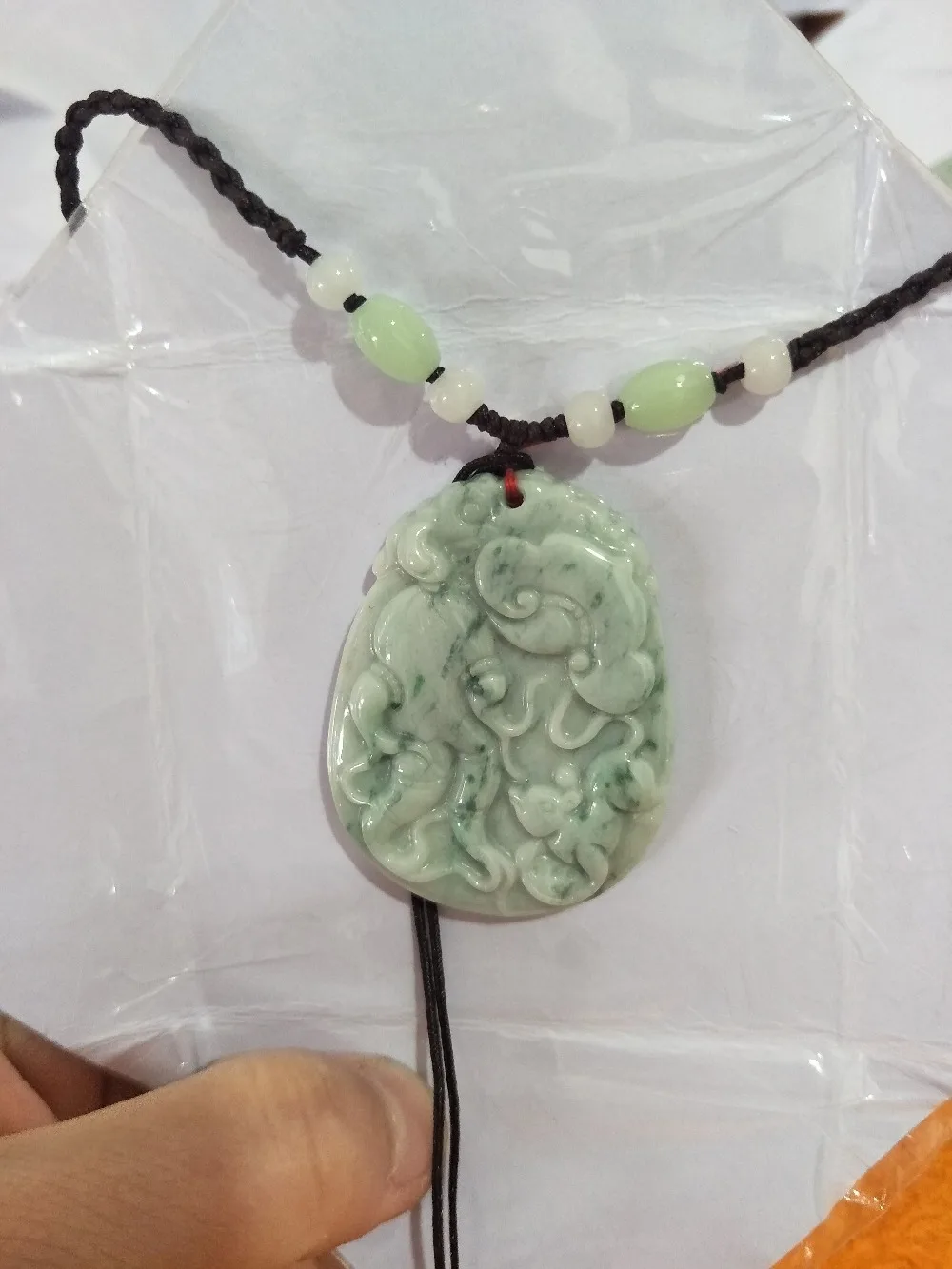 Очарование мужчин и женщин стиль мобильного телефона реальные фотографии съемки