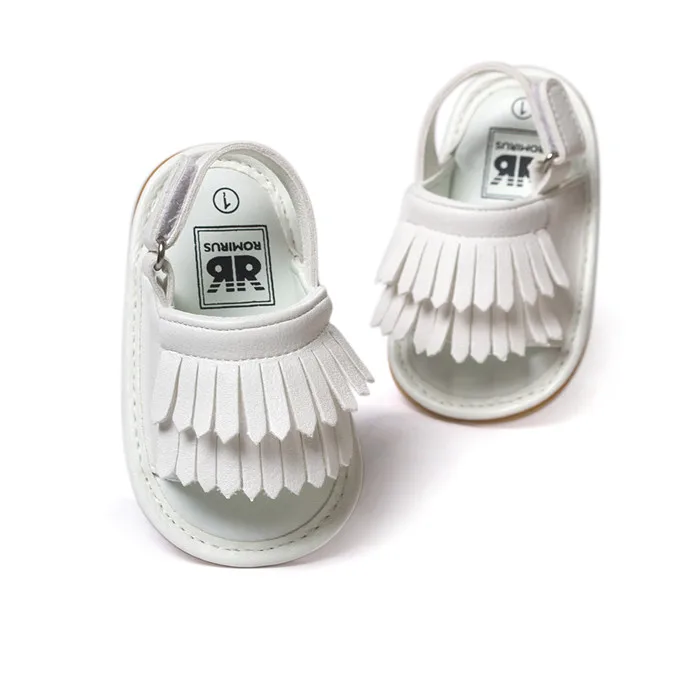 Детские кожаные сандалии белого цвета с кисточками популярные моксы для