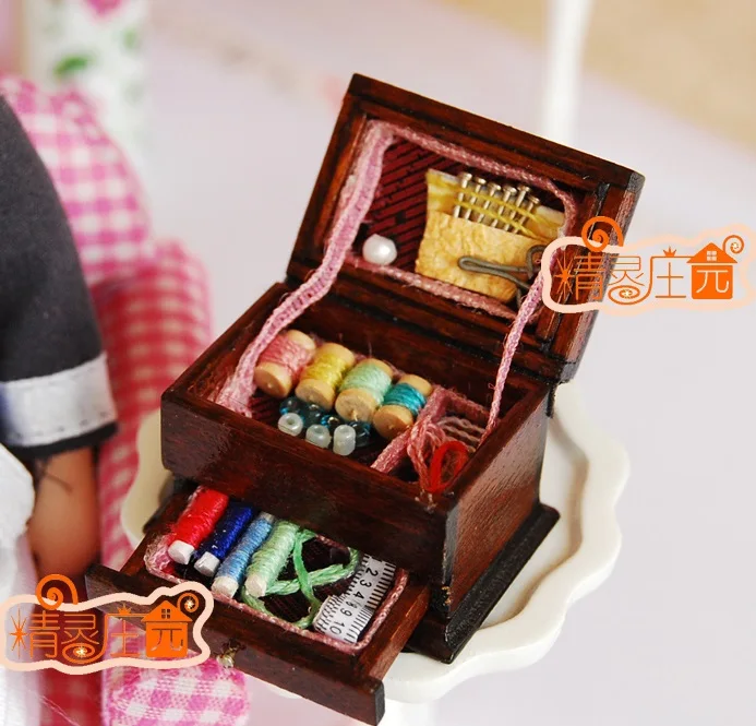 

MINI Doll house Sewing machine with mini furniture accessories Antique antique sewing box scene rich