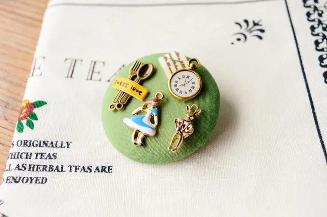 Фильм Алиса в стране чудес вечерние Ювелирное Украшение брошь виде булавки Kingsley