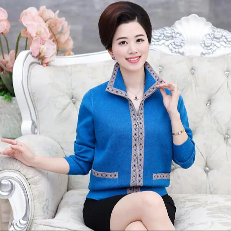 Приталенный весенне зимний свитер большого размера для женщин среднего возраста