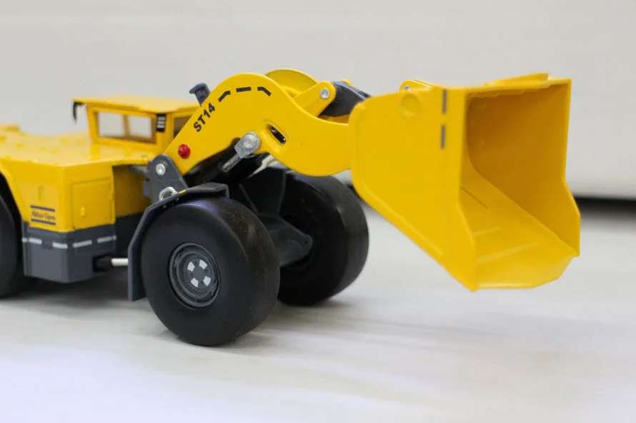 Автомодель Alloy 1:50 Atlas Copco Scooptram ST14 для загрузки туннелей - игрушка-миниатюра, выполненная из литьевого сплава, для коллекционирования и декорирования.