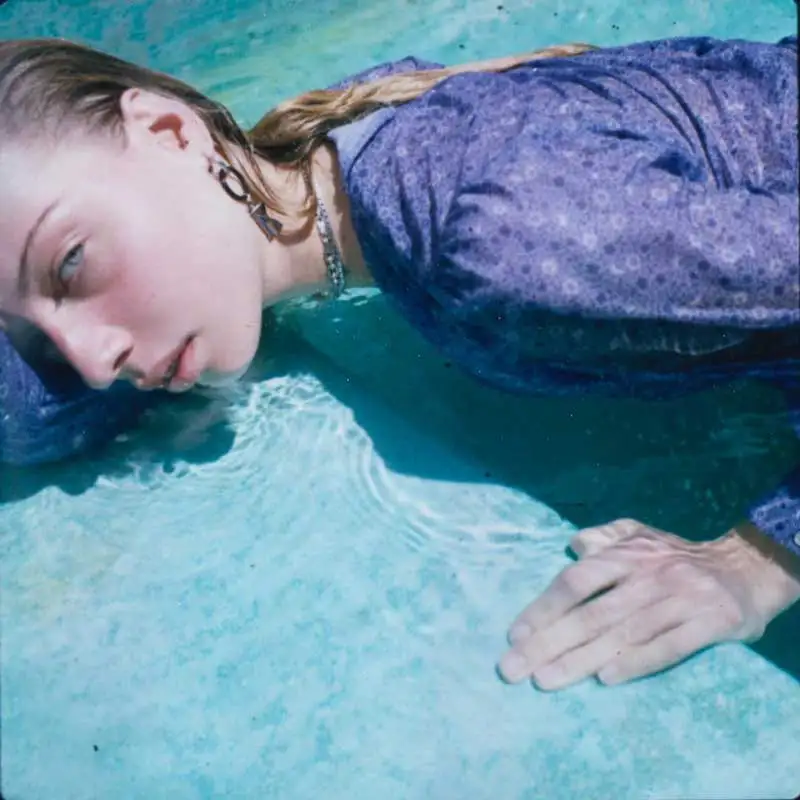 Платье на пуговицах с длинным рукавом и глубоким v образным вырезом приталенное