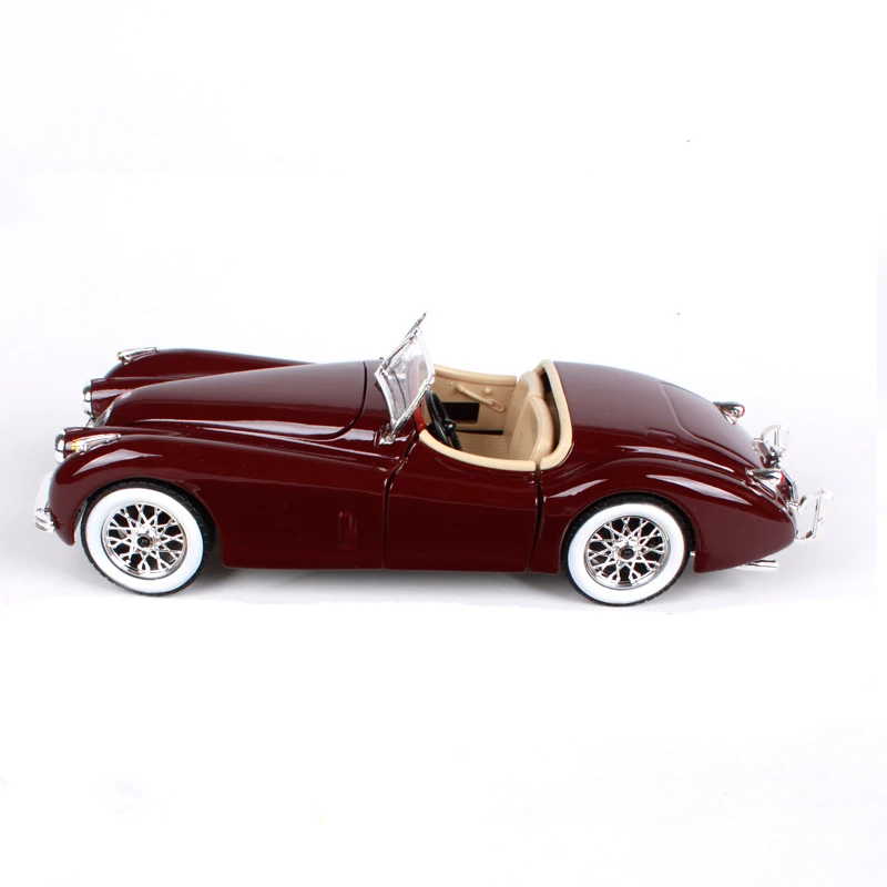 Модель гоночного автомобиля Bburago 1:24 1951 XK 120 в коробке|Наземный транспорт| |