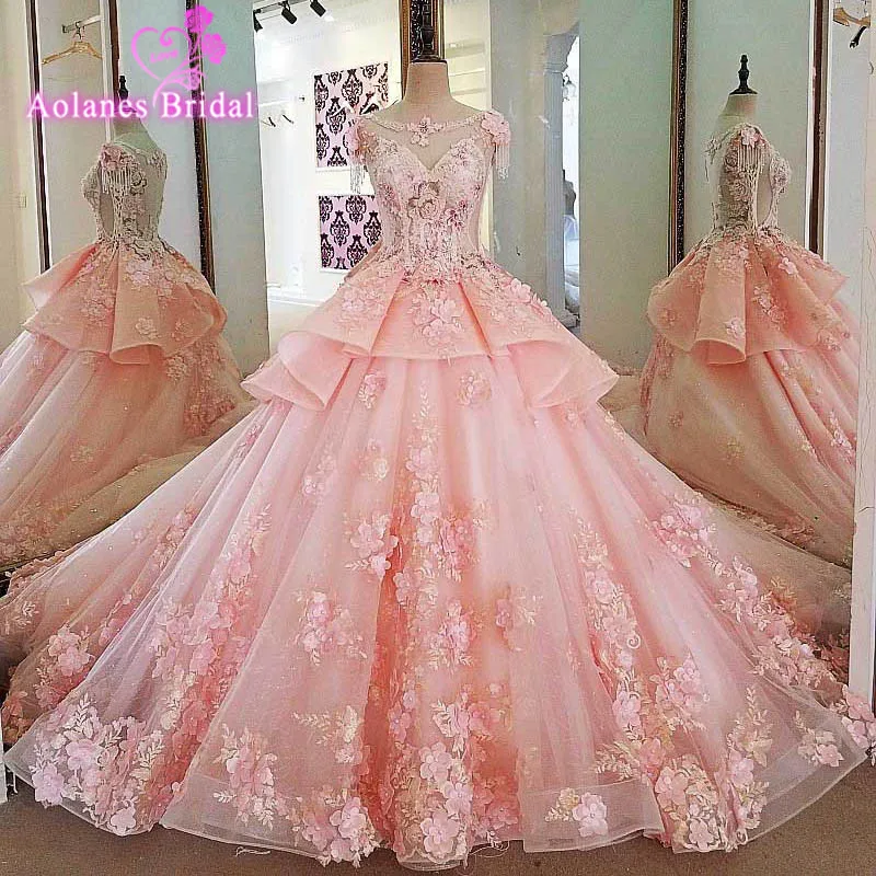 Женское свадебное платье со шлейфом розовое без рукавов с глубоким круглым