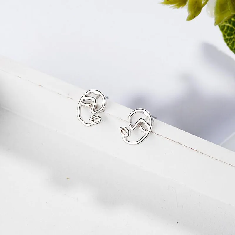 Женские серьги гвоздики из серебра 925 пробы с изображением лица и