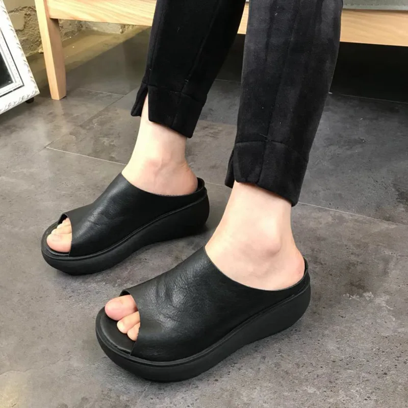 Для женщин кожаные шлепанцы обувь черного цвета на танкетке высоком каблуке 5 см