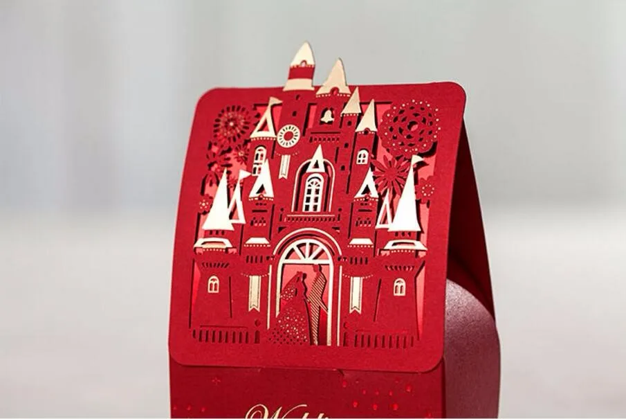 Подарочная коробка для конфет с бронзовым принтом в виде красного замка