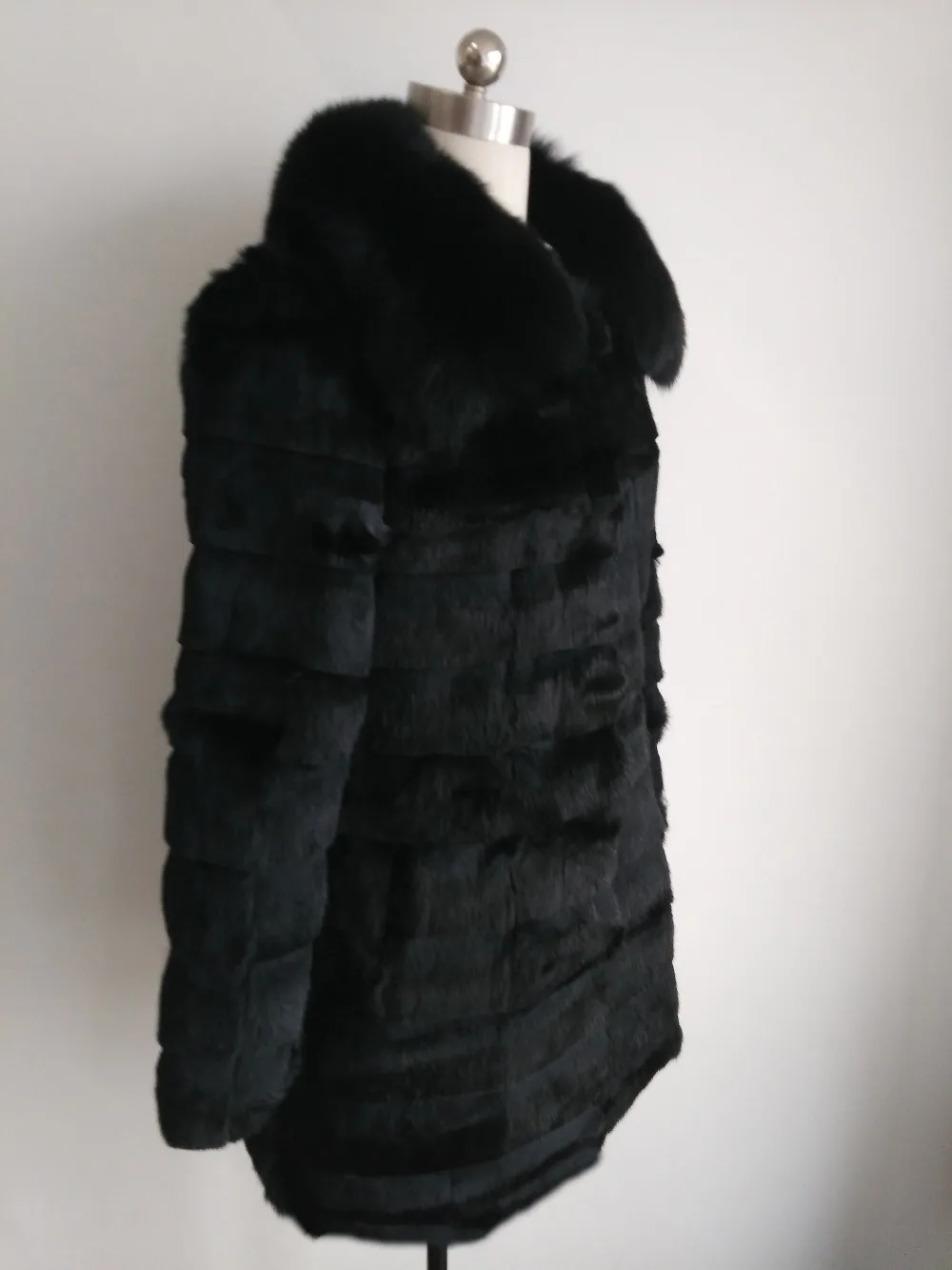 Длинное зимнее пальто в полоску с воротником из натурального Лисьего меха |