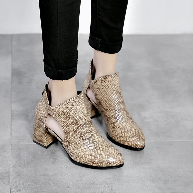 Женские босоножки со змеиным принтом коричневые ажурные на танкетке 2019 см модель