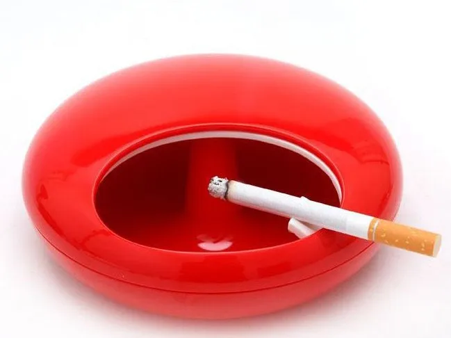 Креативная простая пепельница закрывает крышку и может вращать отличную