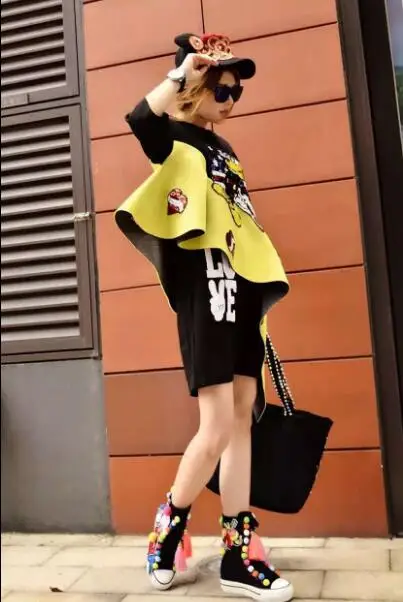 Женское платье-футболка с оборками круглым вырезом и блестками повседневное