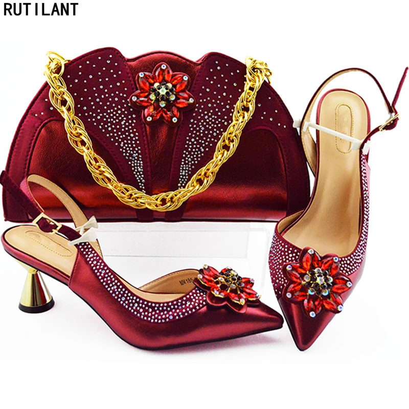 Комплект из женской обуви и сумки в итальянском стиле украшенный аппликацией